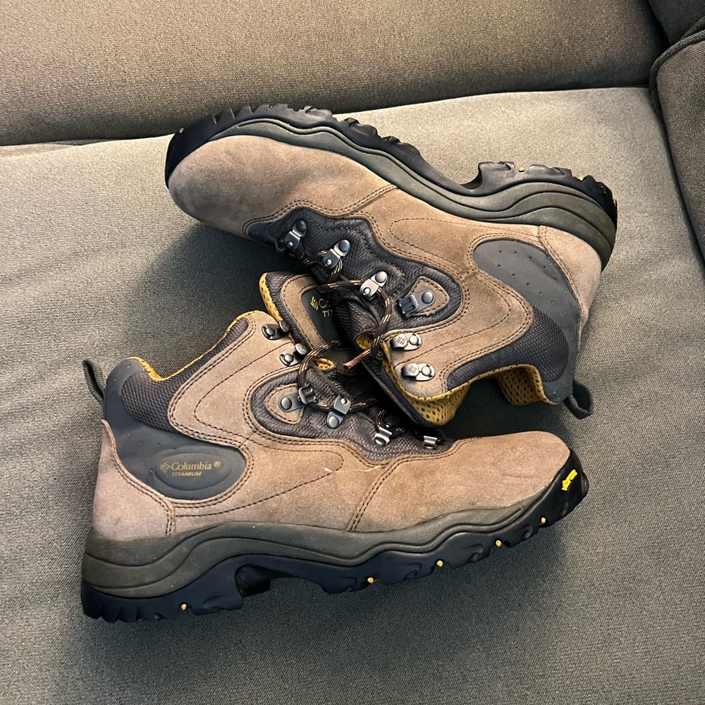 Mens Columbia boots size 10